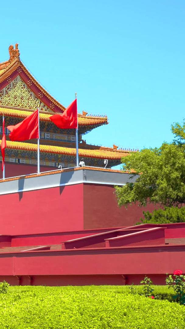 北京天安门城楼阳光明媚蓝天红旗飘扬视频的预览图