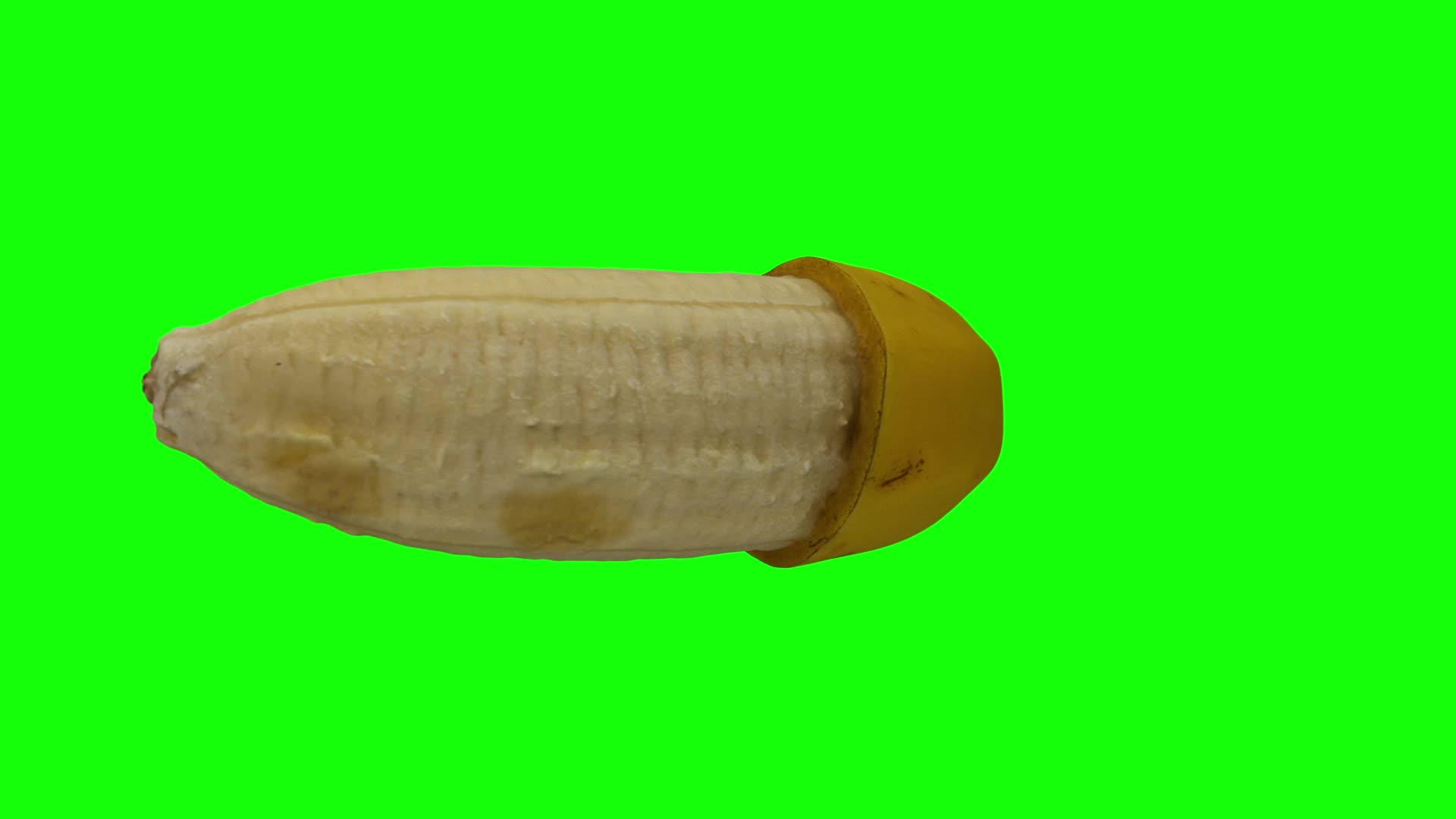 在绿色背景上旋转半剥皮香蕉03a翻视频的预览图