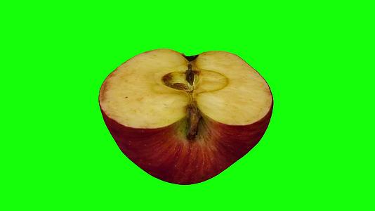 在绿色背景05b在半个红苹果上滚动视频的预览图