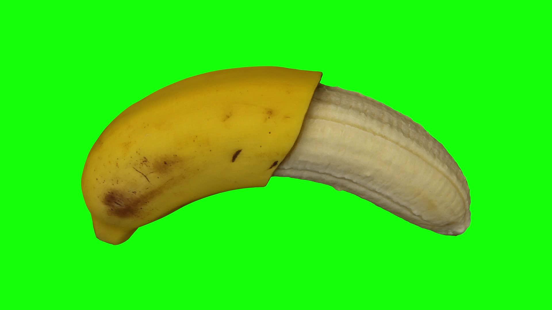 在绿色背景上旋转半剥皮香蕉03b滚视频的预览图