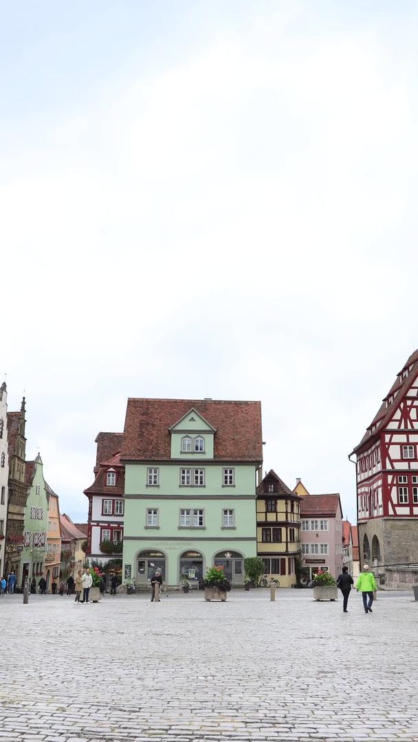 德国著名城市罗腾堡老城中心广场延时视频视频的预览图