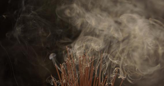 8K烟雾缭绕的焚香炉视频的预览图