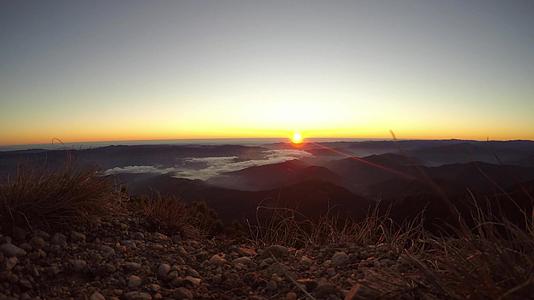 日出全景在雾谷视频的预览图