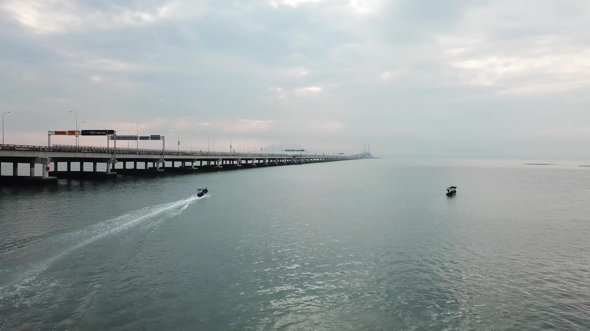 渔夫船驶向大桥视频的预览图