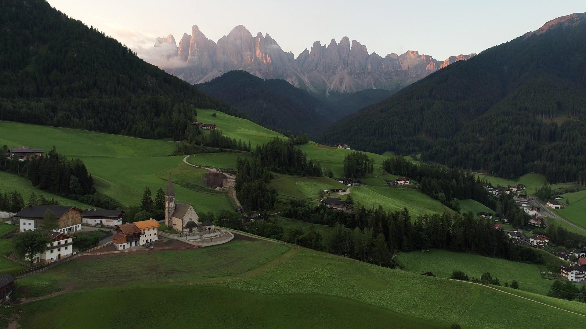 意大利多洛米蒂山脉圣马格达纳圣马达纳瓦尔迪富内斯视频的预览图
