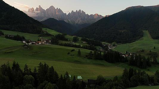 意大利多洛米蒂山脉圣马格达纳圣马达纳瓦尔迪富内斯视频的预览图