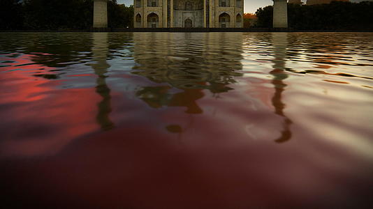 日落时月亮对面的塔杰马哈尔TajMahal摄像头从水视频的预览图
