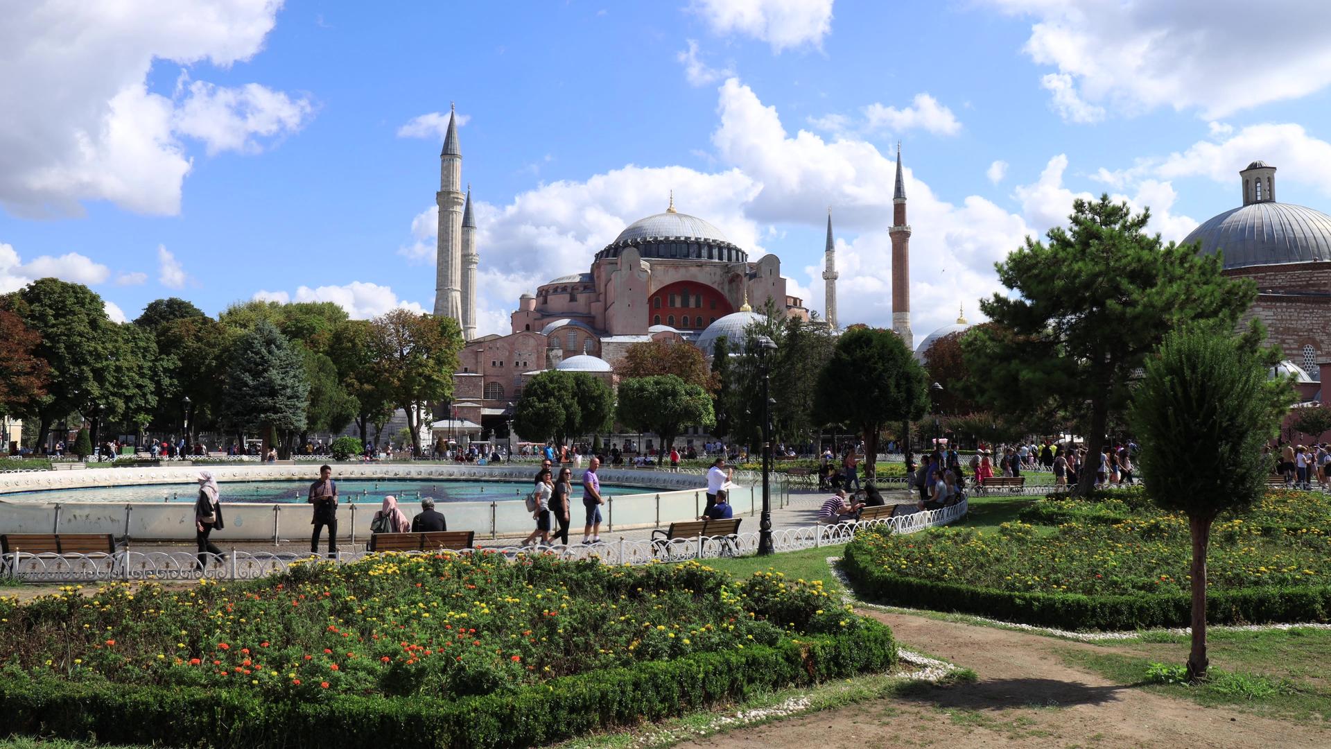伊斯坦布尔著名景点圣索菲亚大教堂广场延时视频视频的预览图
