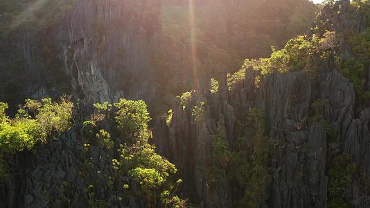 热带地貌悬崖和太阳光视频的预览图