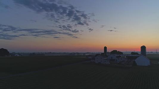 当无人机看到日出时农场和乡村的风景是半云的视频的预览图