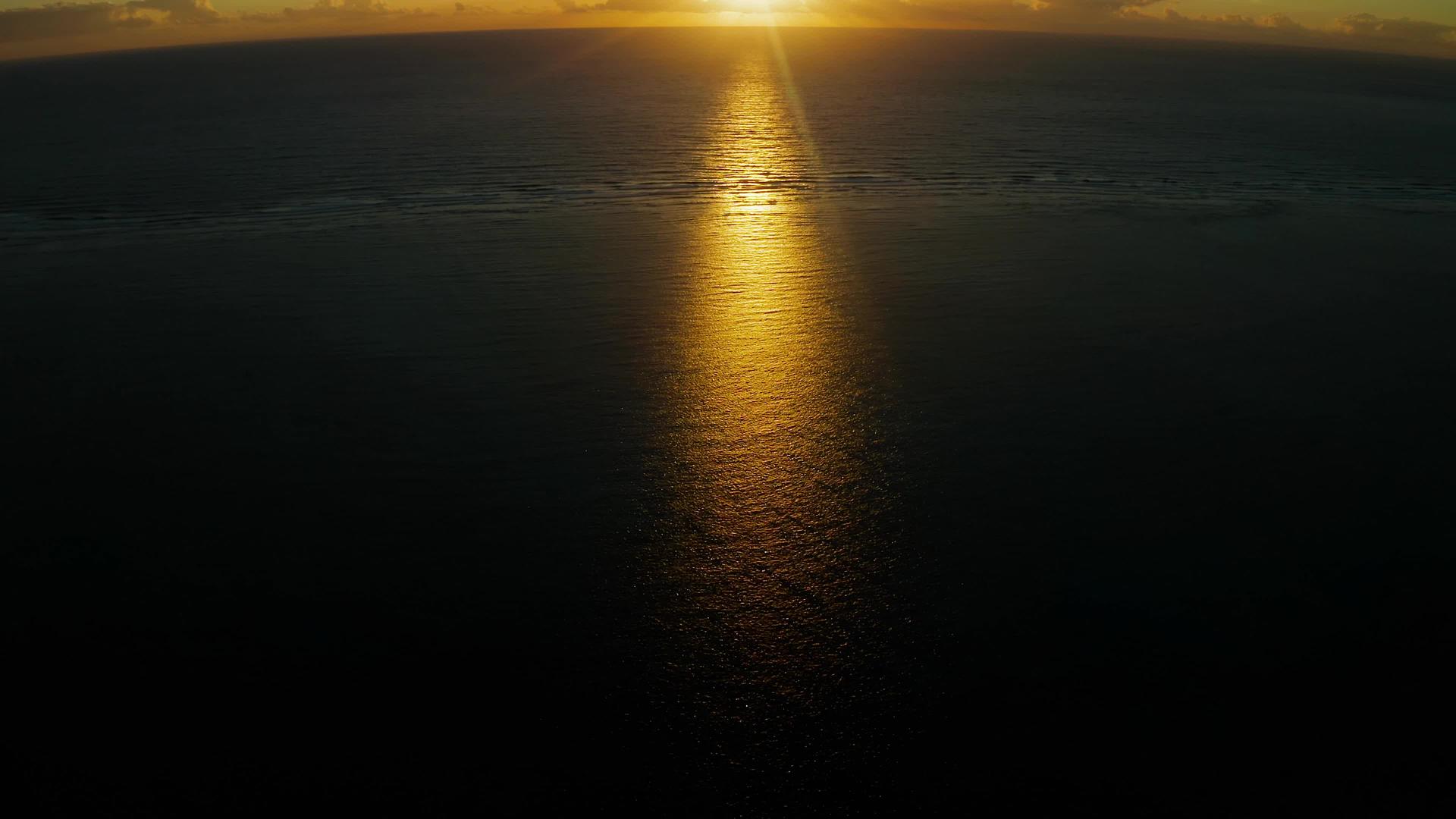 热带岛屿上丰富多彩的日出视频的预览图