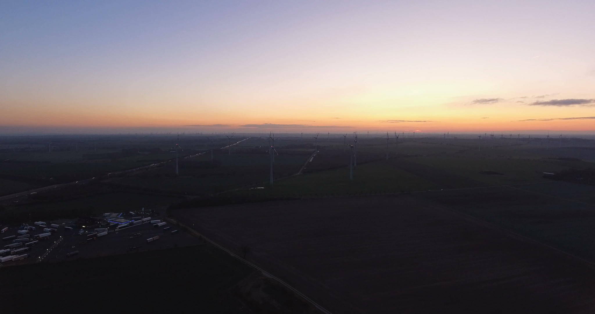 晨平线风力涡轮机和农村高速公路视频的预览图