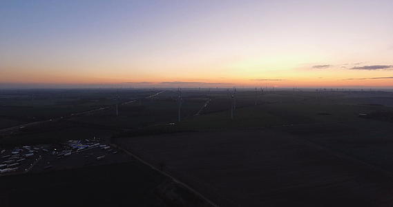晨平线风力涡轮机和农村高速公路视频的预览图