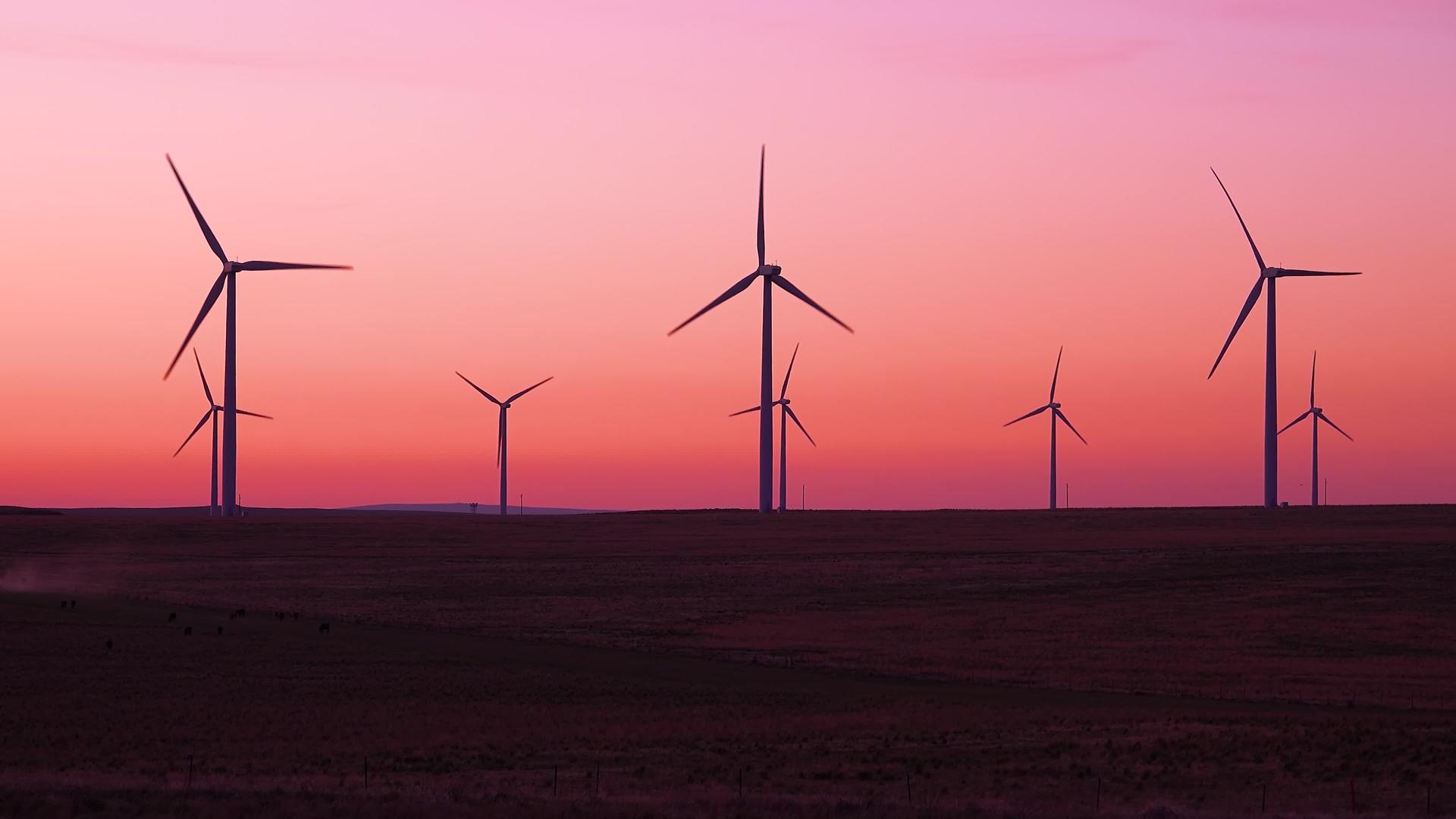 风力涡轮机风力涡轮发电机在爱达荷州日落时的风景视频的预览图