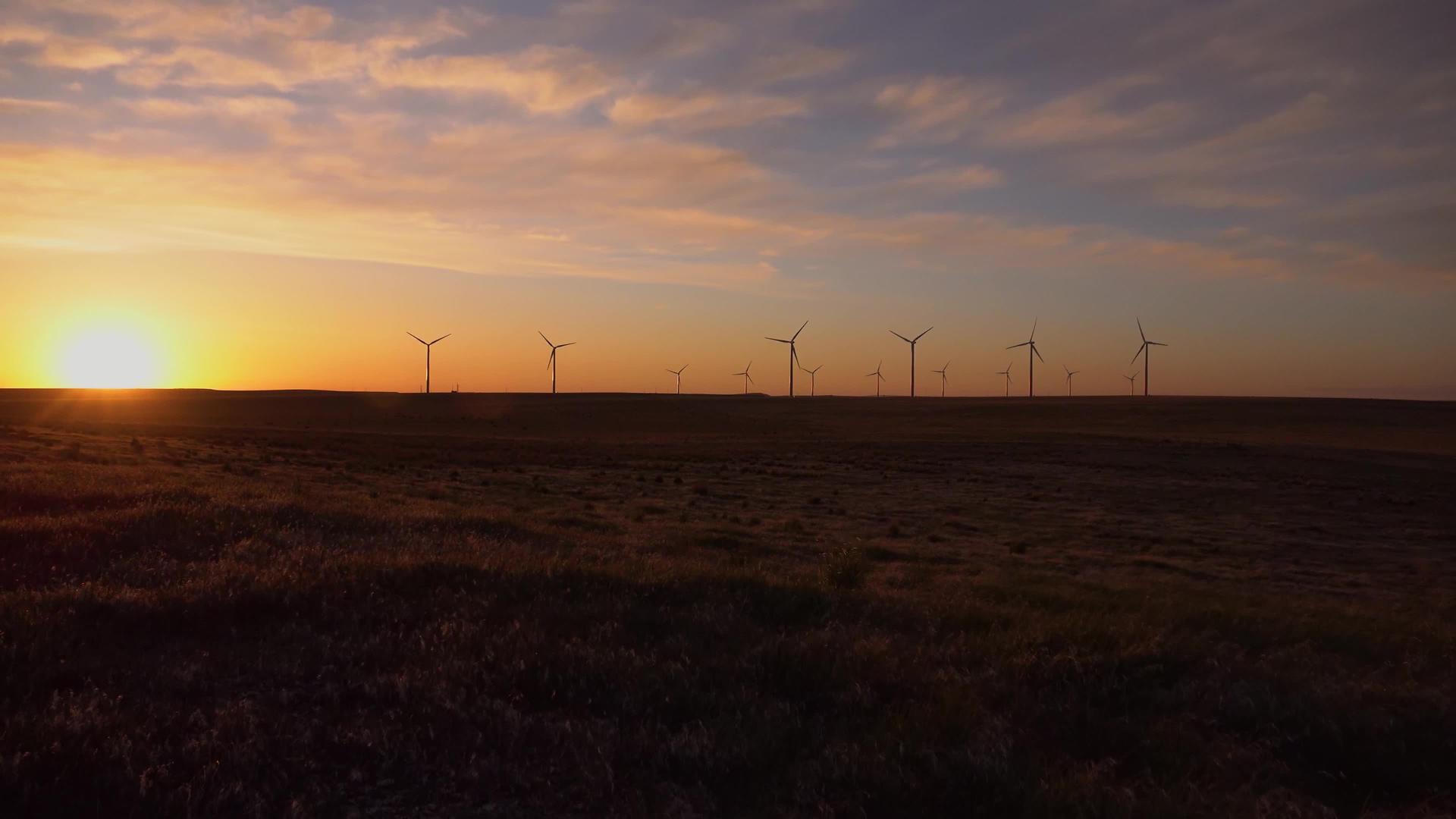 风力涡轮机风力涡轮发电机在爱达荷州日落时的风景视频的预览图