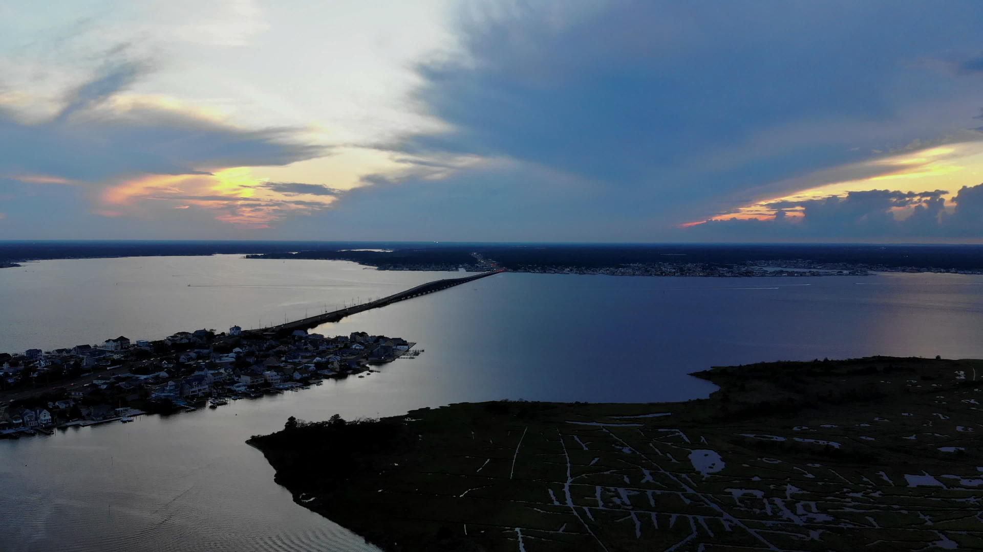 城市海洋中急剧的日落和海湾水中的反射视频的预览图