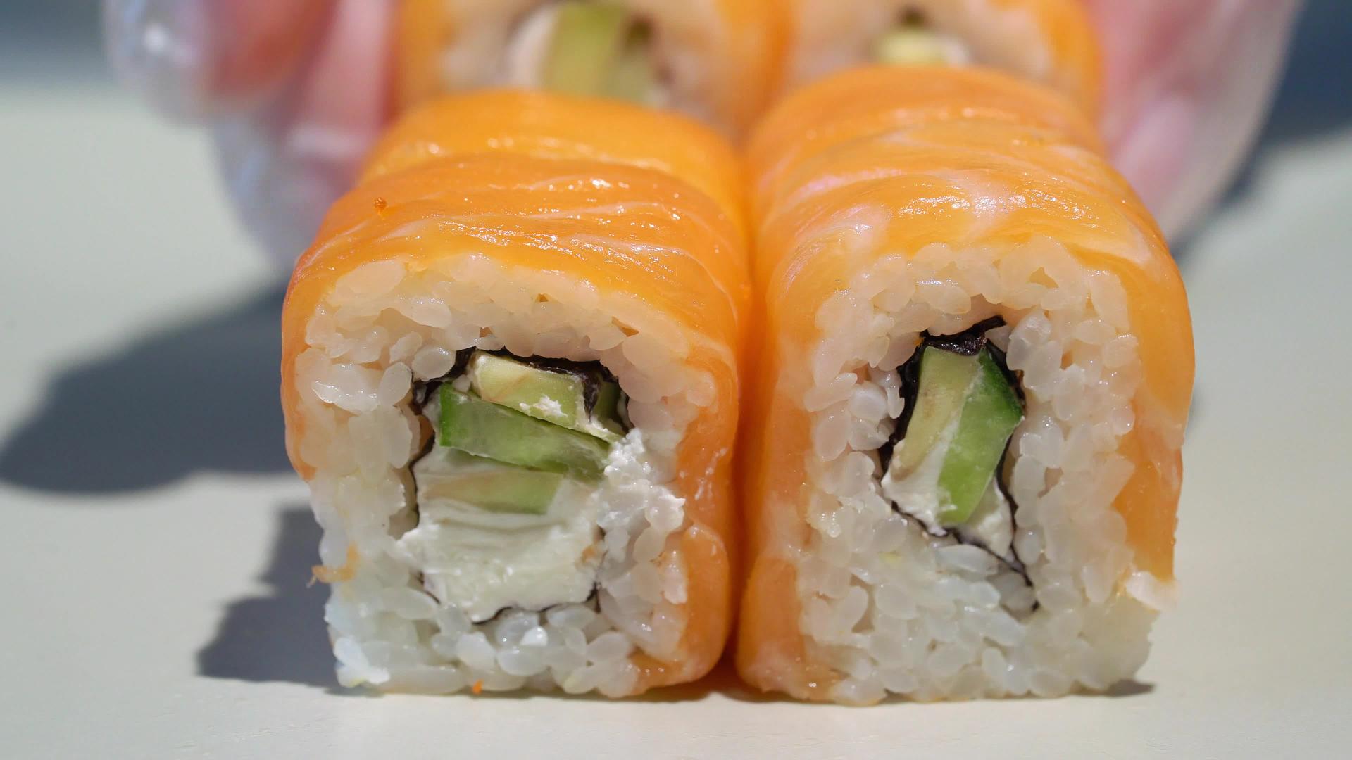 日耳曼传统食品寿司卷花生酱配三文鱼和奶酪视频的预览图