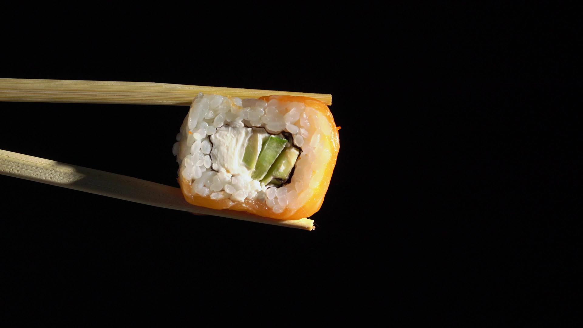 日耳曼传统食品寿司卷花生酱配三文鱼和奶酪视频的预览图