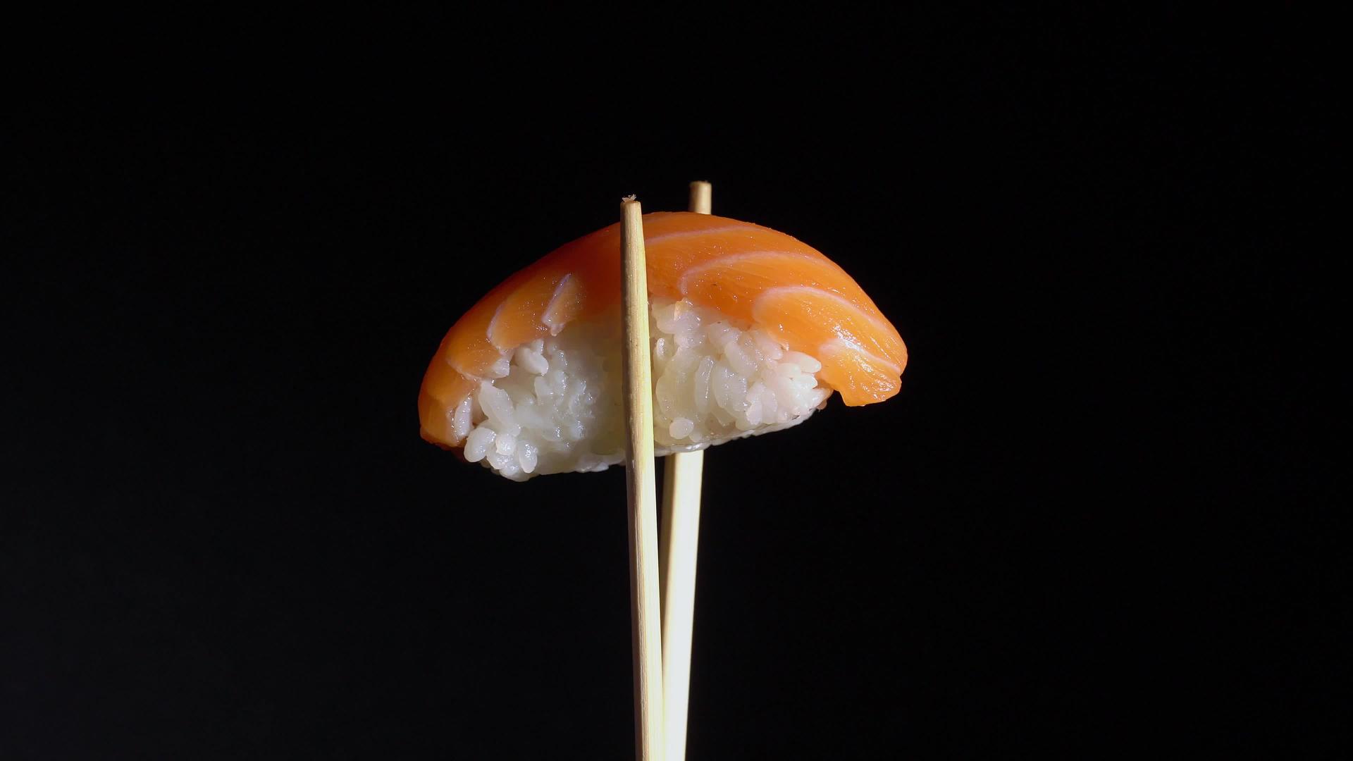日耳曼传统食品寿司卷和鲑鱼视频的预览图