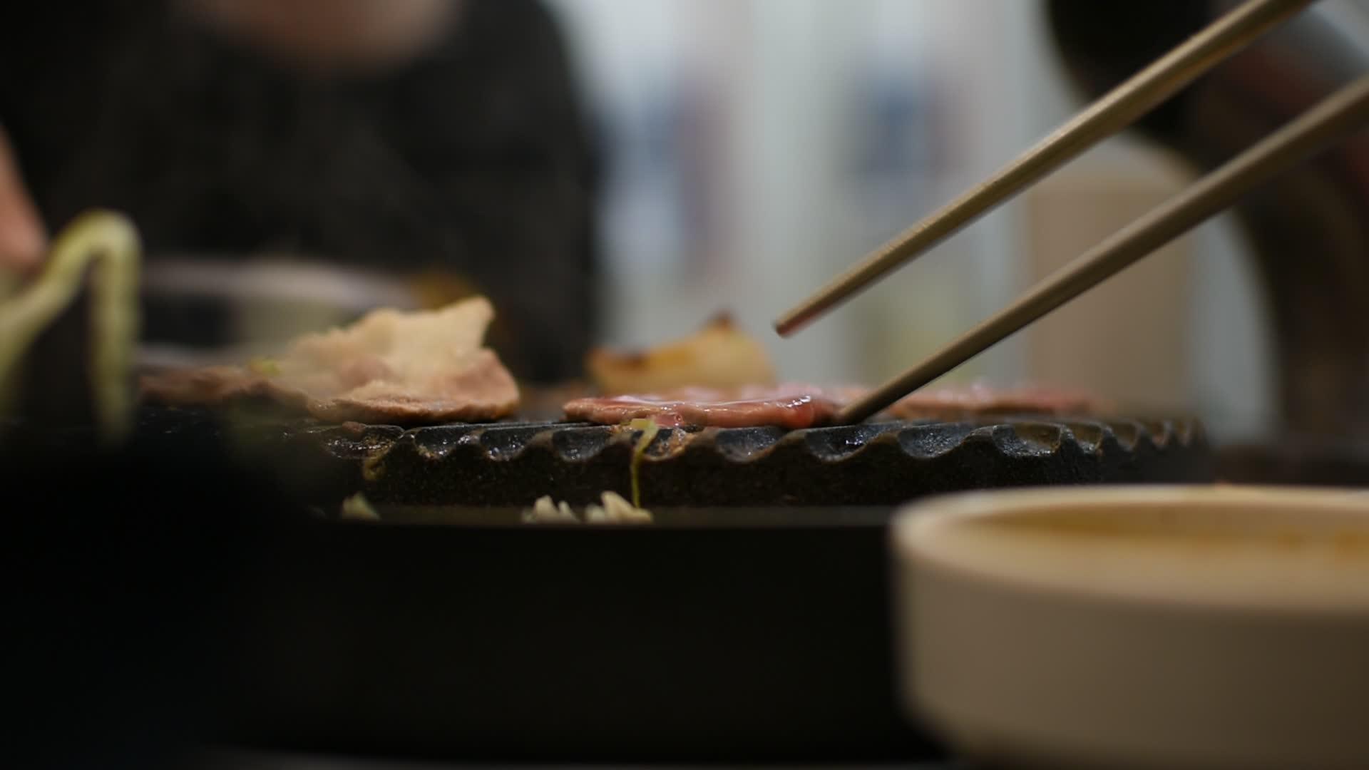生肉烧烤在华宇烤炉上视频的预览图