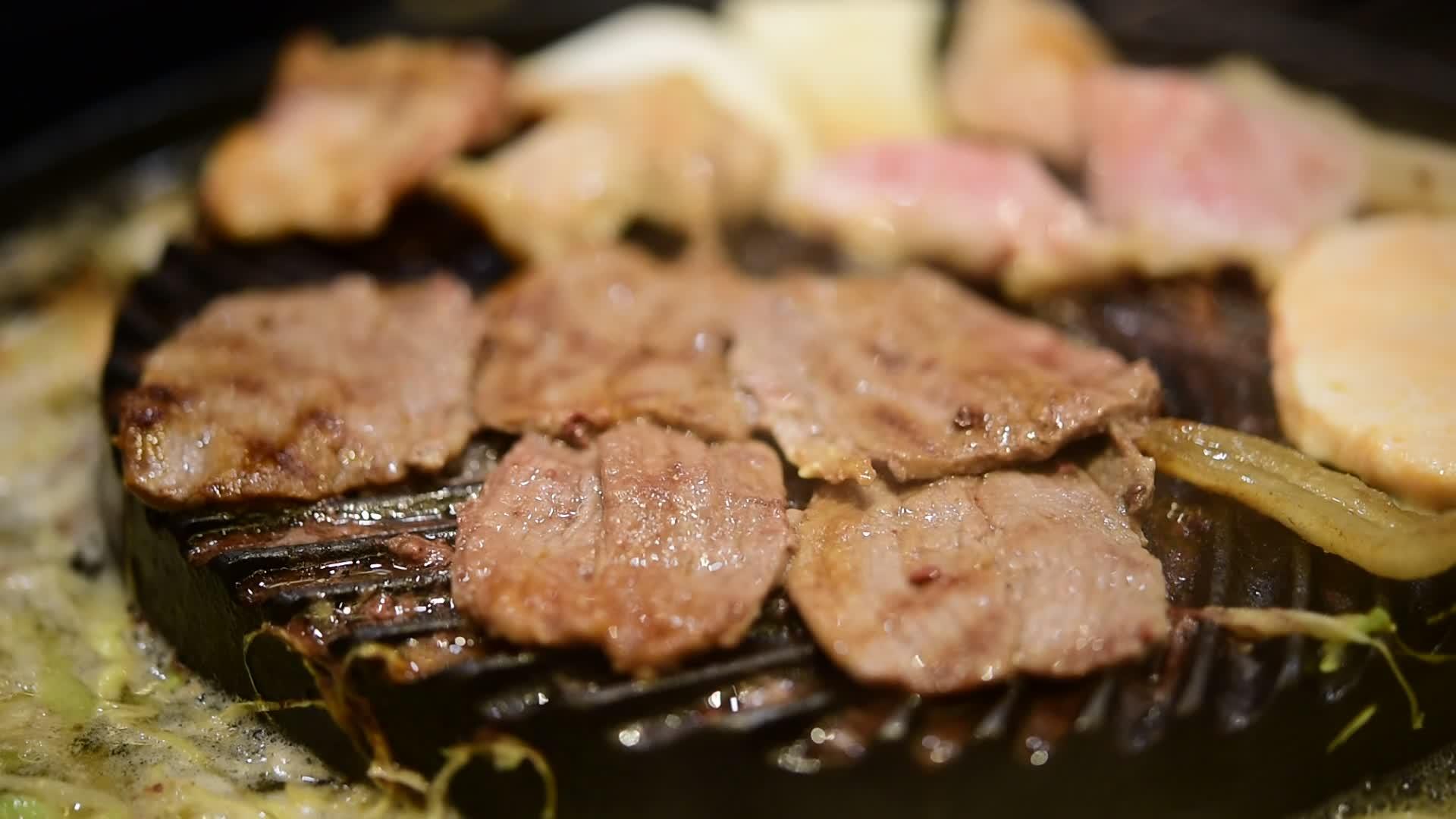 生肉烧烤在华宇烤炉上视频的预览图