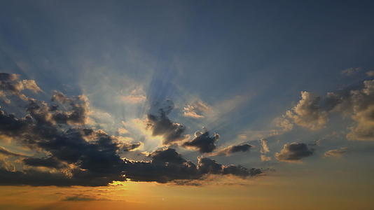 当太阳下山时浪漫多彩的日落蓝橙色的云朵在天空中流淌视频的预览图
