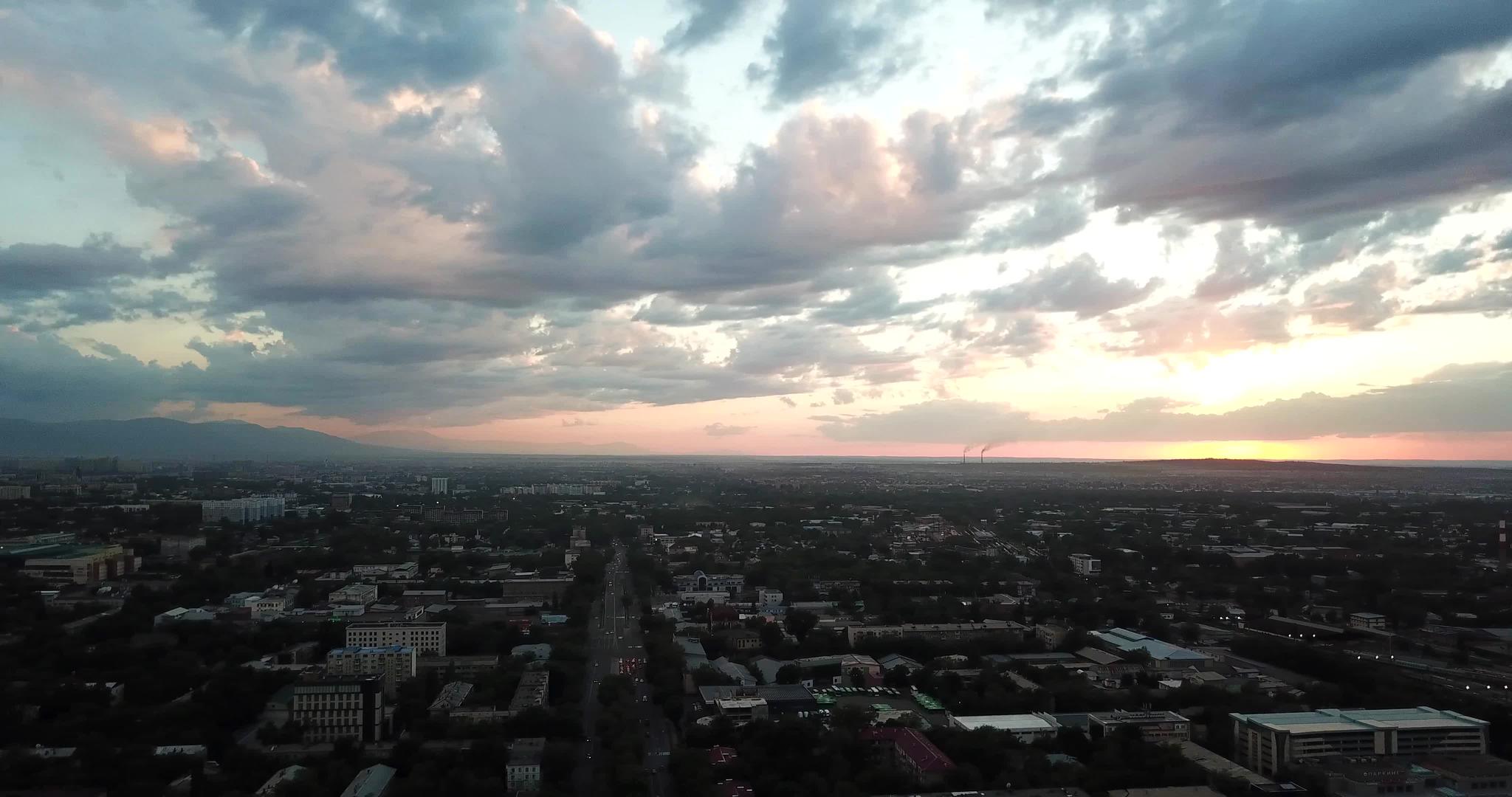 红色的日落在高棉城上空视频的预览图