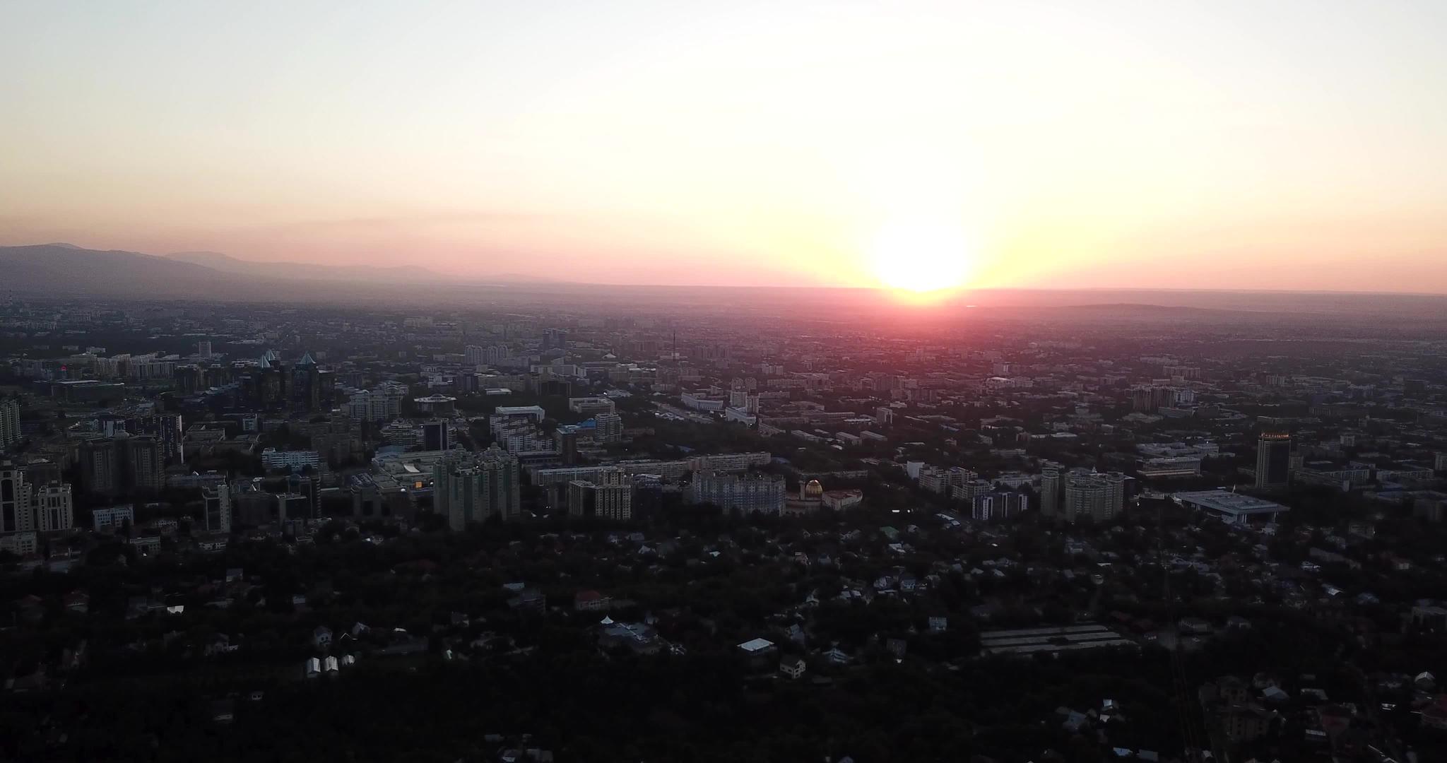 红色的日落在高棉城上空视频的预览图