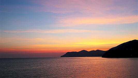神奇的日落和岩石般的海岸cinqueterre国家视频的预览图