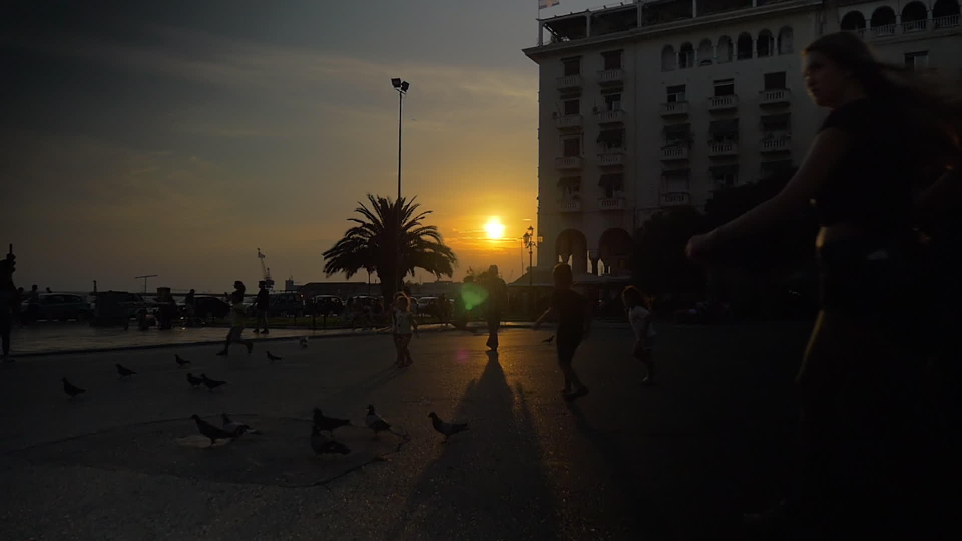 人们日落时在广场上散步和玩耍视频的预览图