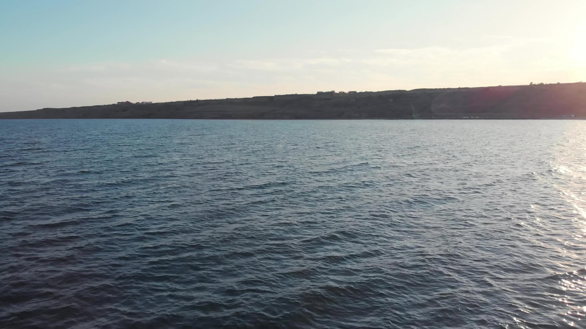 乌黑海岸接近海平面日落视频的预览图