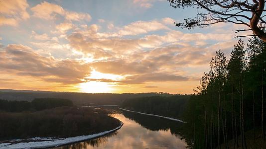 河上寒冬日落的时间跨度视频的预览图