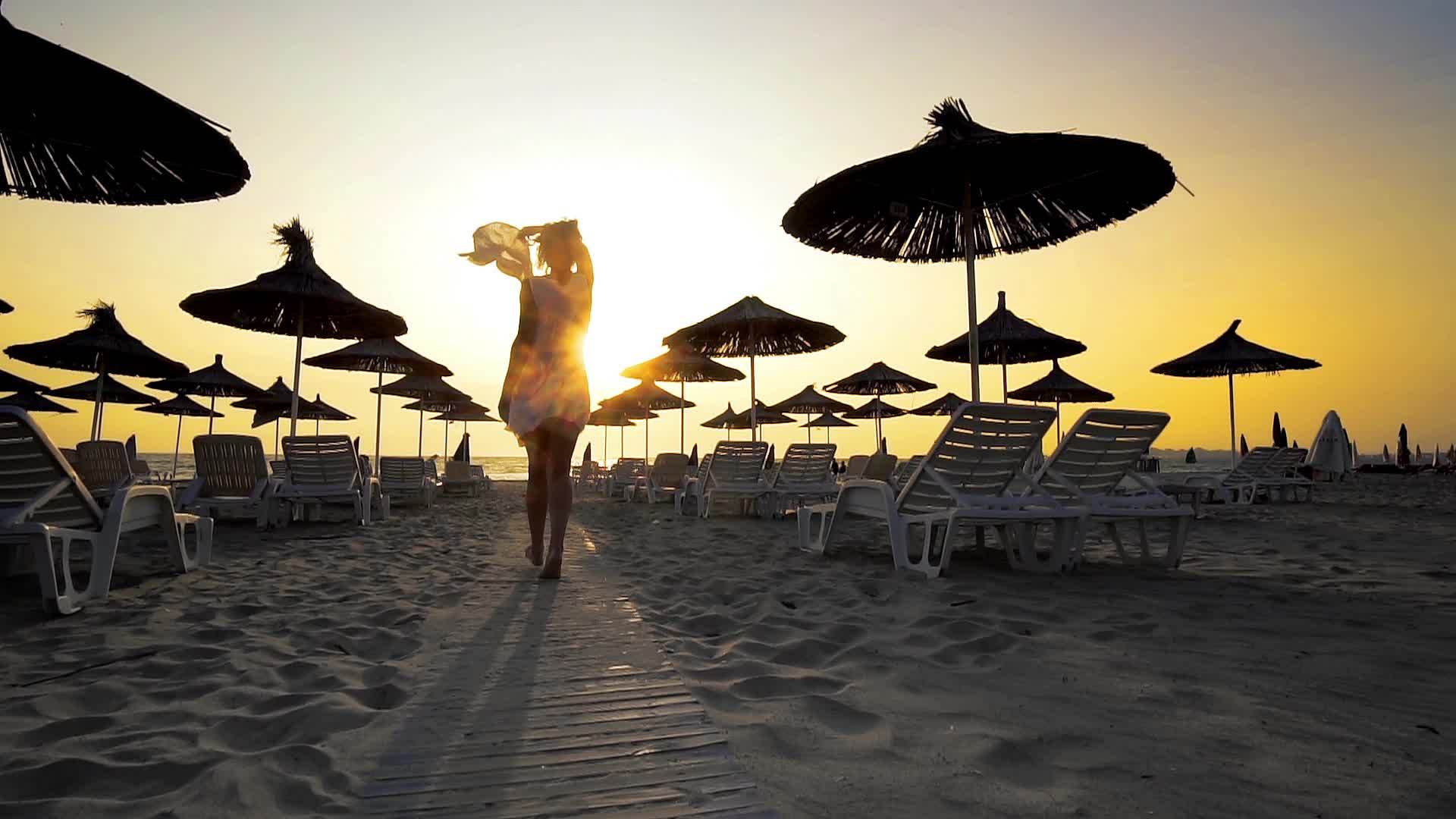 快乐的性感女人在空旷美丽的海滩上散步和跳跃视频的预览图