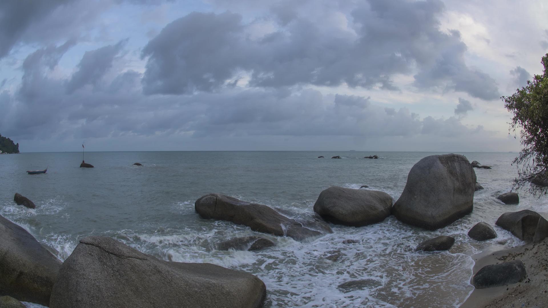 日出时在迈阿密海滩的岩石上视频的预览图