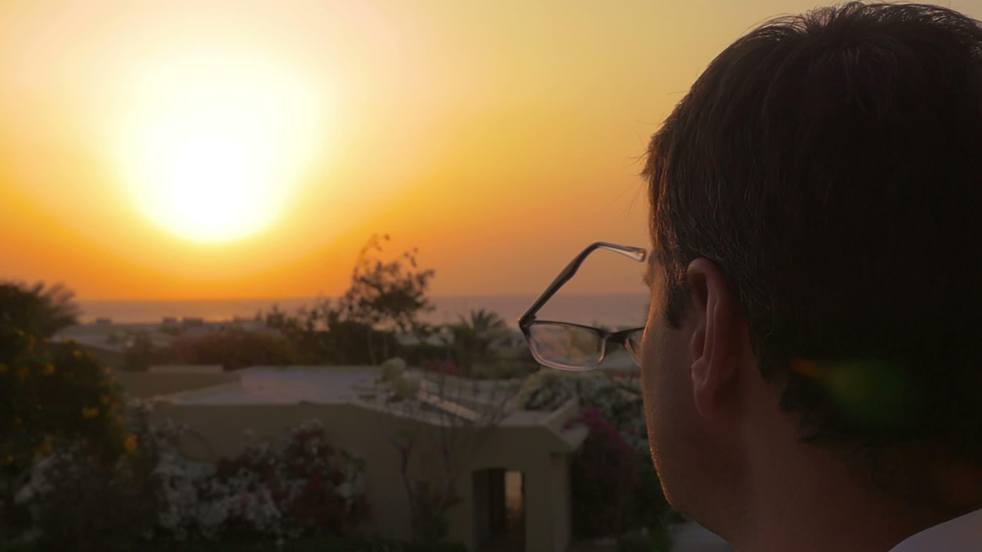 男人戴眼镜享受日落的喜悦视频的预览图