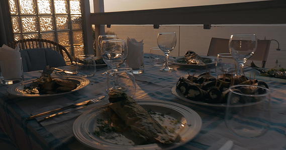 日落时分在密西西米亚格雷斯的晚餐桌上吃煮熟的鱼视频的预览图