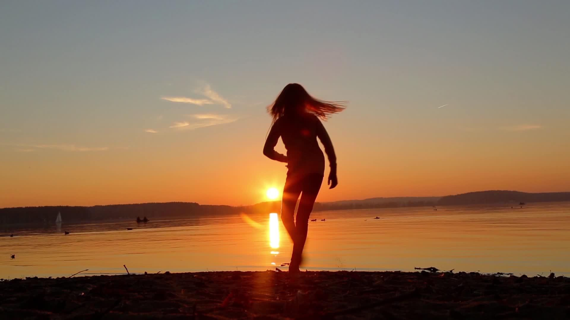 女孩在傍晚的海滩上跳舞视频的预览图
