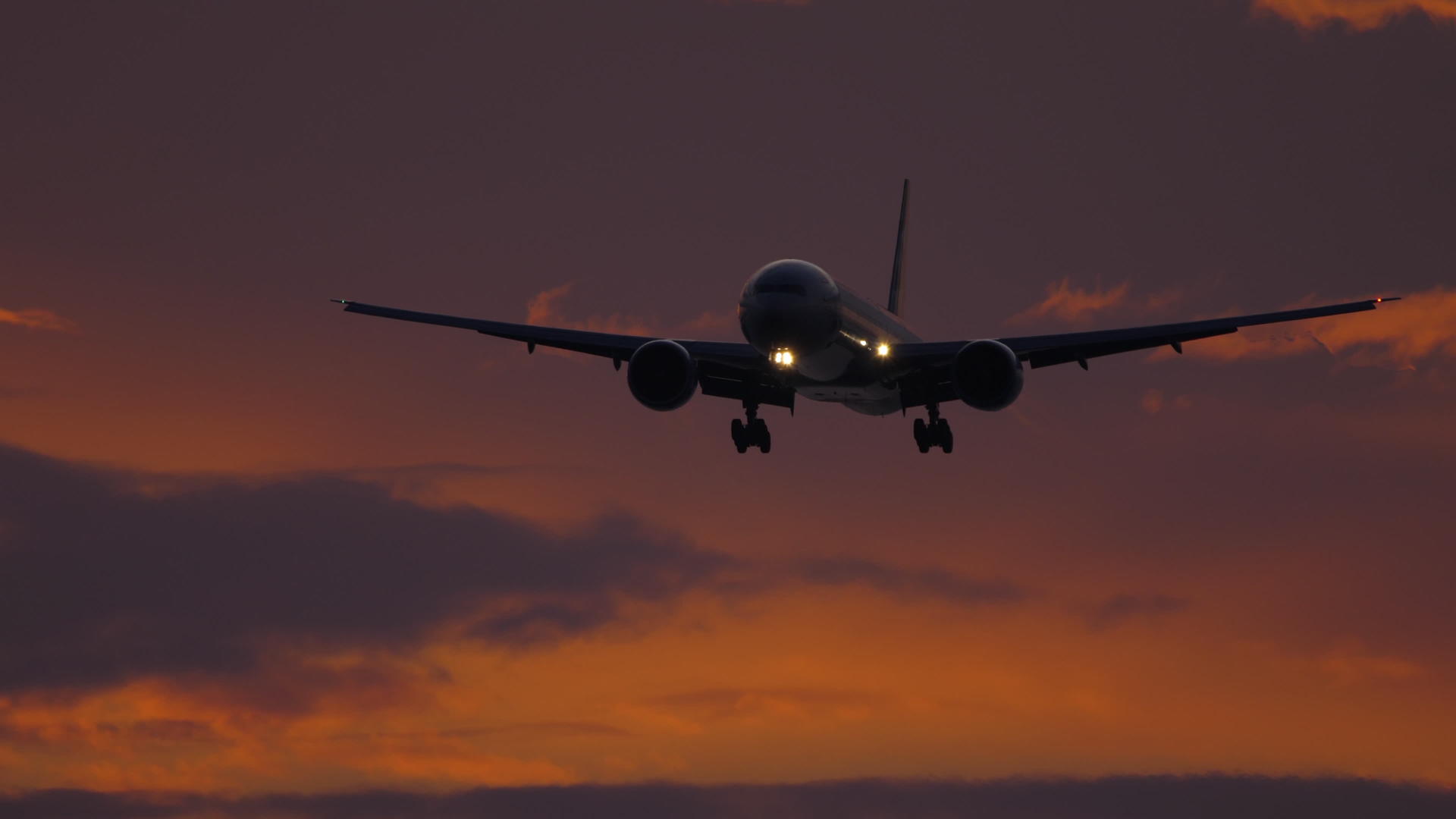 飞机在日落时从海上飞来视频的预览图