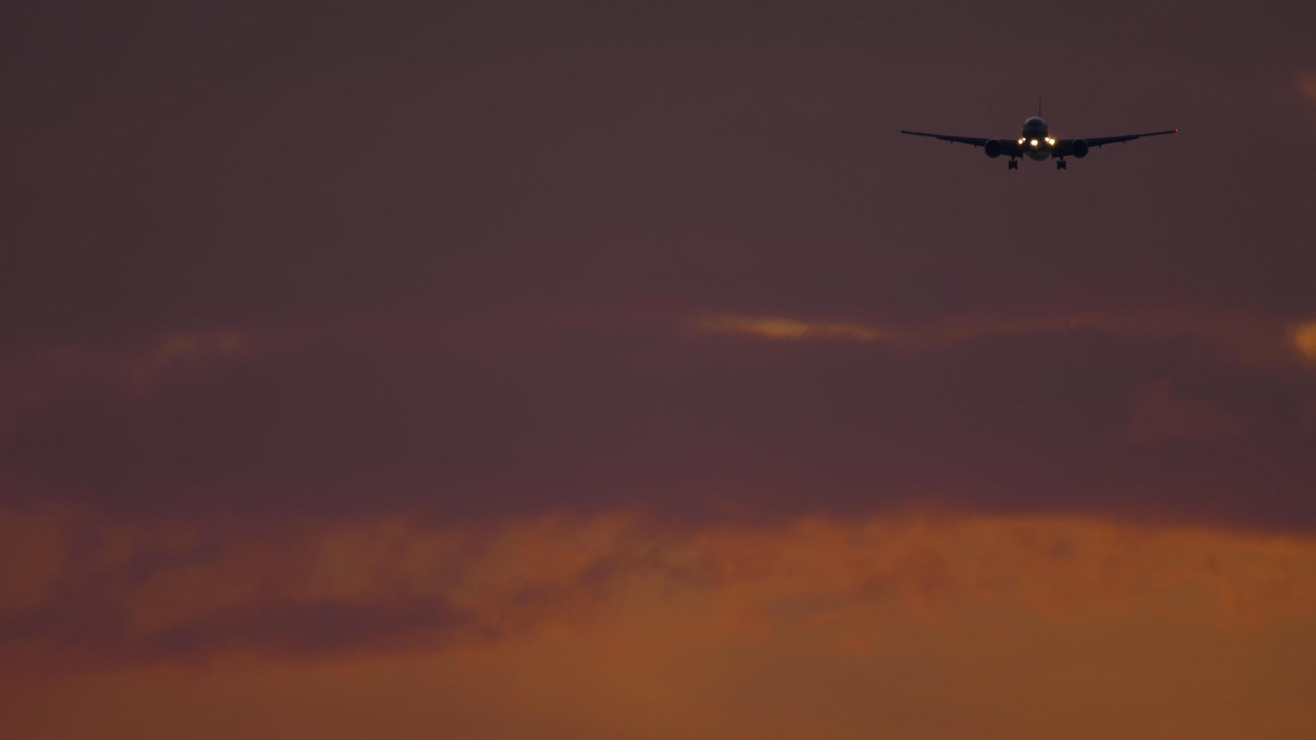 飞往机场的航班从海上飞过黄天视频的预览图