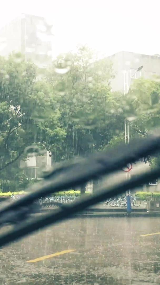 雨滴滴滴滴滴落挡风玻璃上汽车雨刷升级视频视频的预览图