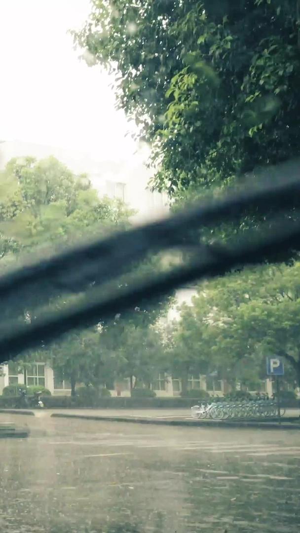 雨滴滴滴滴滴落挡风玻璃上汽车雨刷升级视频视频的预览图