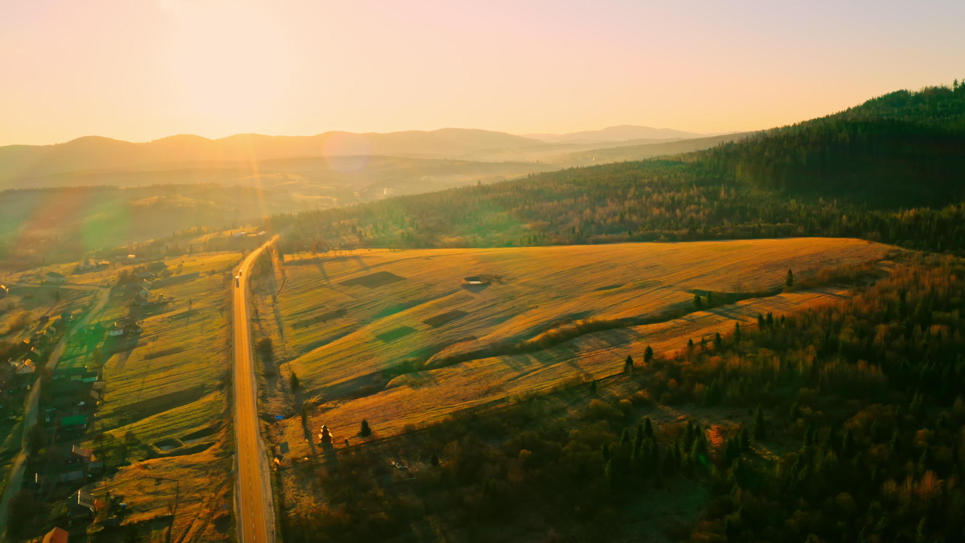 无人机在农村日落时飞行视频的预览图