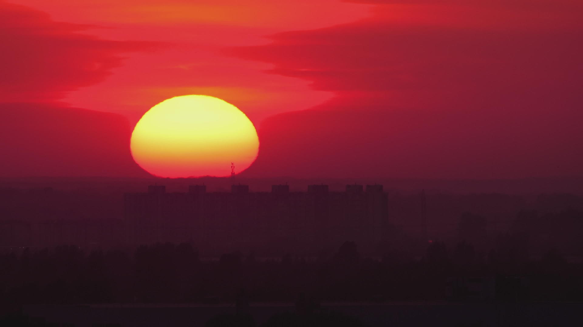 城市天线上的日落景色视频的预览图