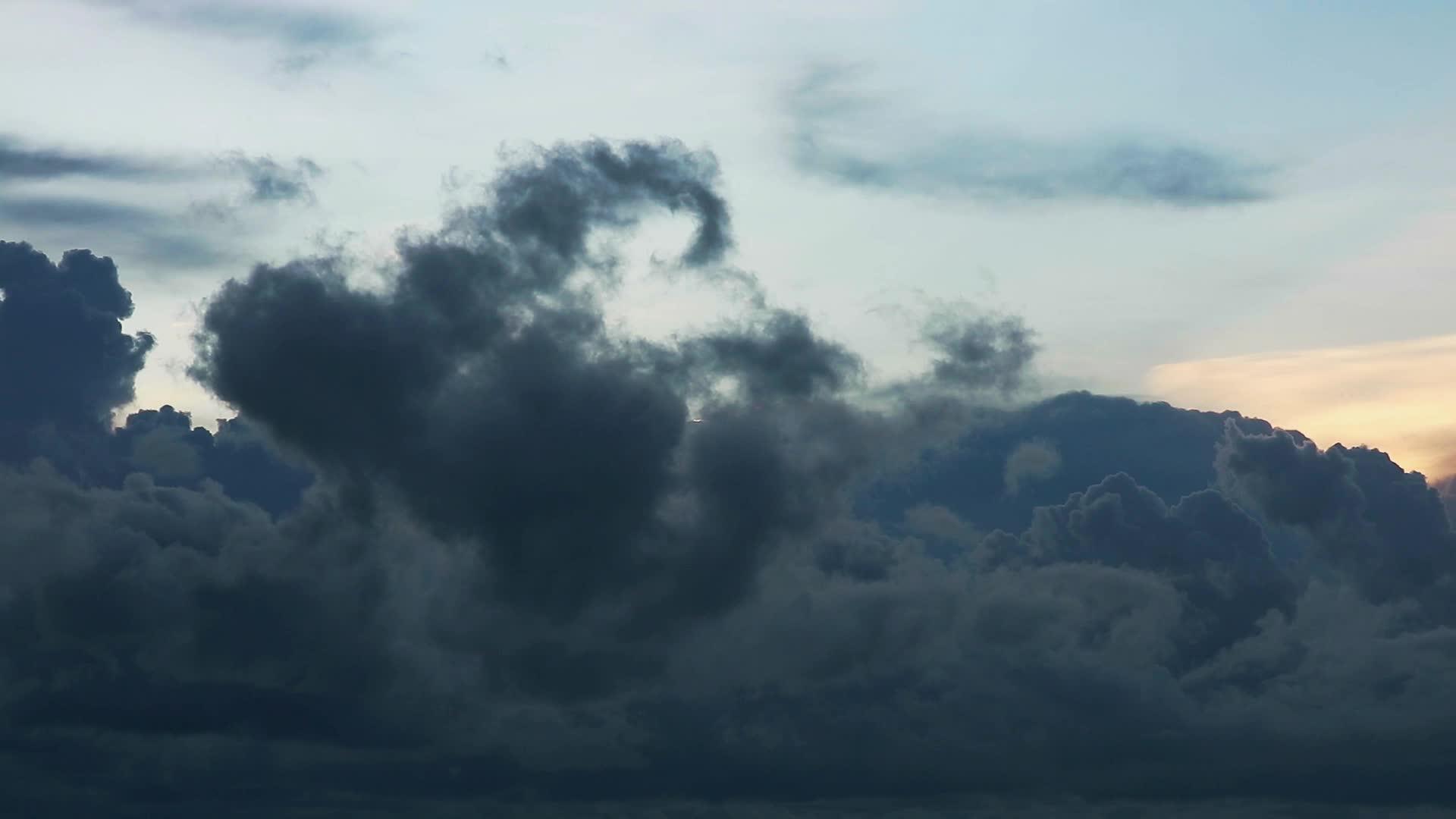 暴风雨云在雨季滚动大量高云移动时空视频的预览图