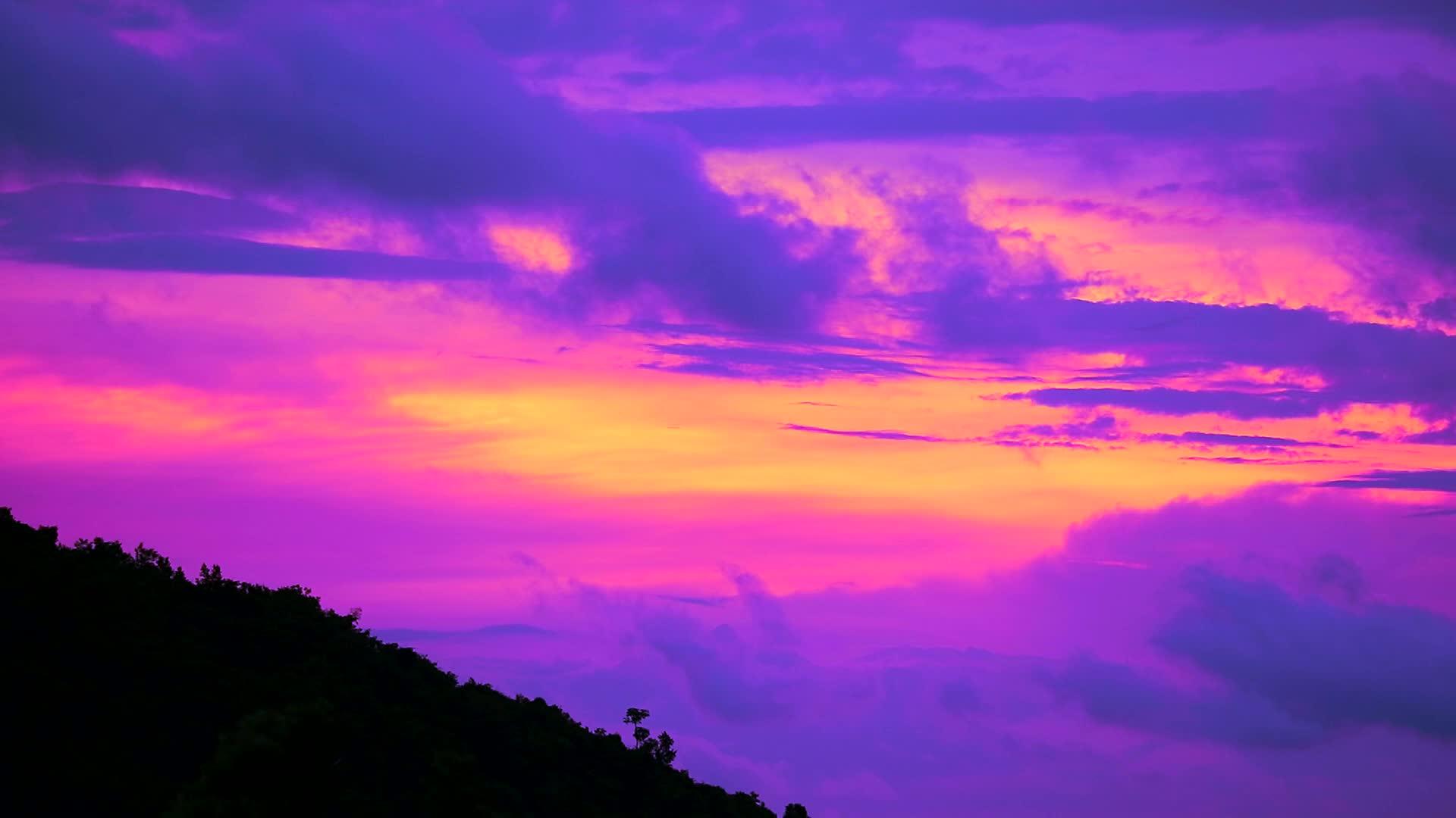 日落天空紫云穿过绿色的顶部浅月山1号视频的预览图