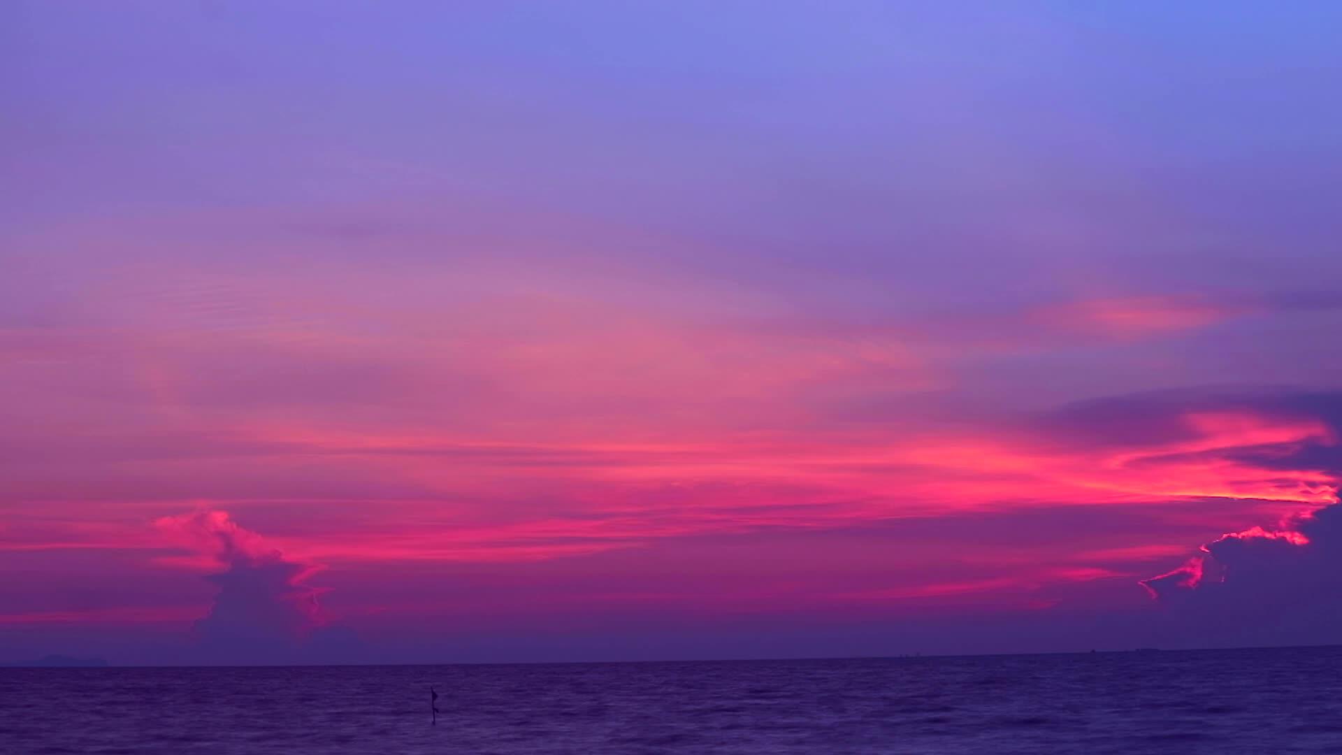 黑暗的紫色日落天空和光线回到圆月云上视频的预览图