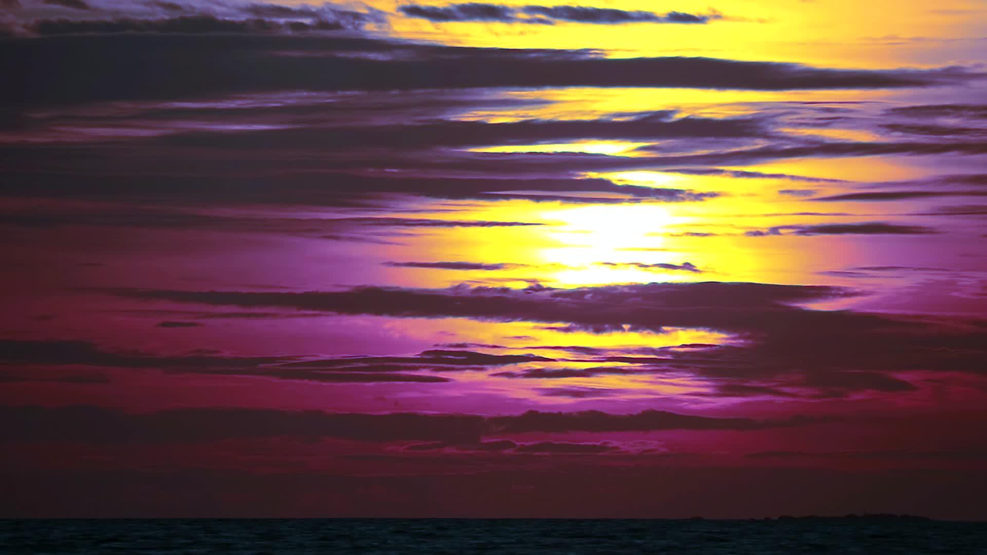 黑暗的紫色日落天空和太阳照在月光云上视频的预览图
