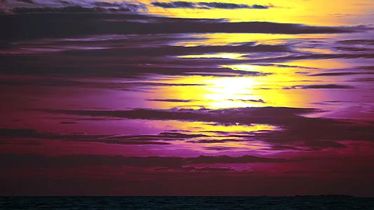 黑暗的紫色日落天空和太阳照在月光云上视频的预览图