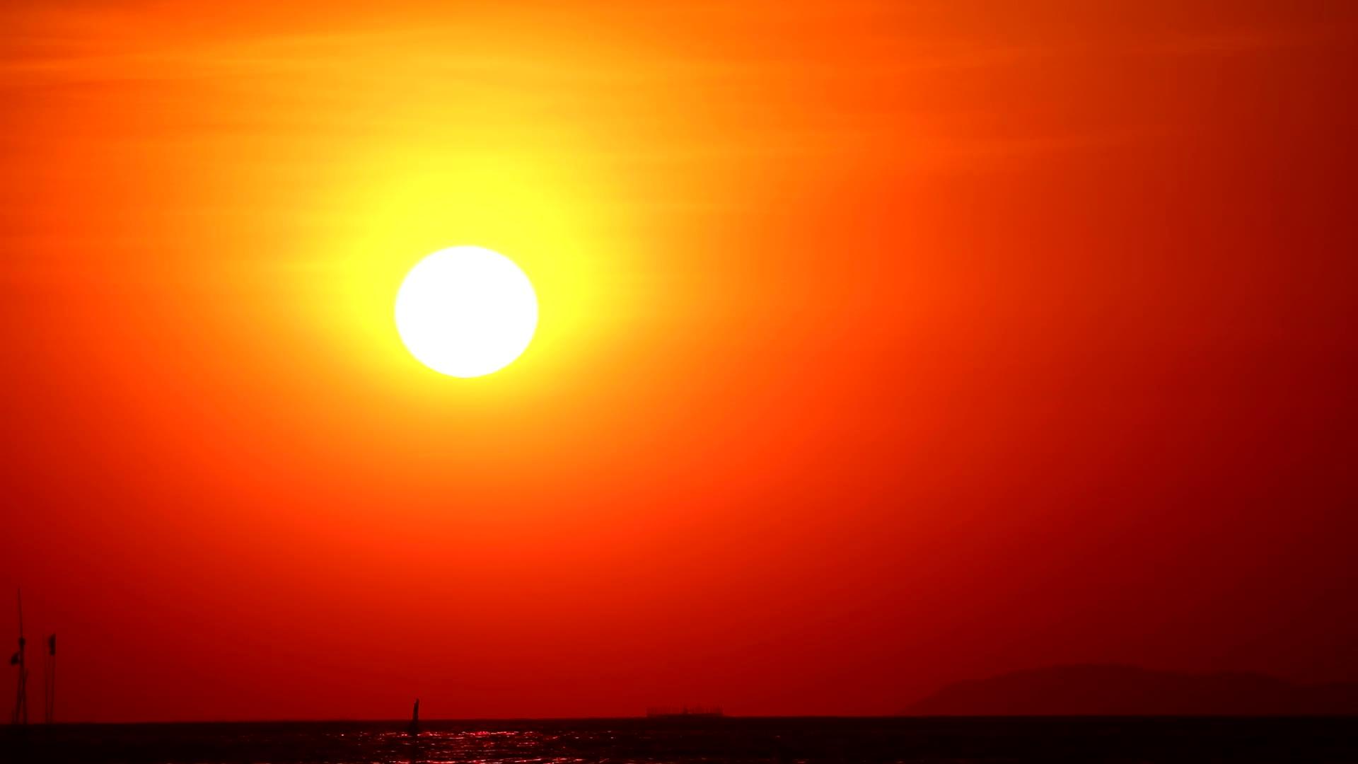 红天下渔船在黑暗的海洋中日落失效视频的预览图