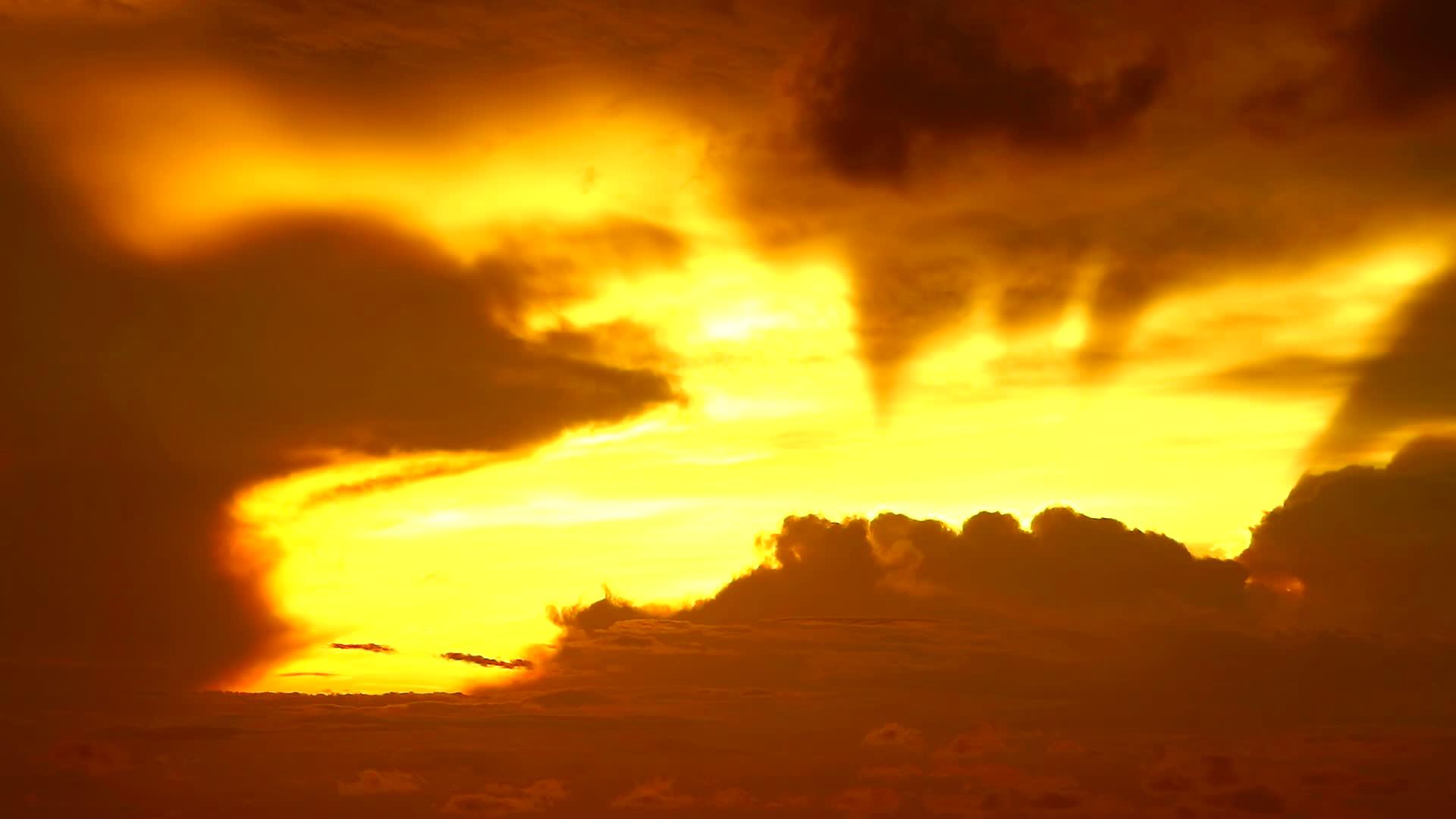 黄色、红色和橙色的日落天空和浅红色的云移动视频的预览图